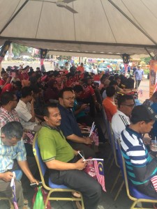 Orang ramai menunggu kehadiran konvoi KMJG 2018 di Pantai Batu Buruk, Kuala Terengganu.
