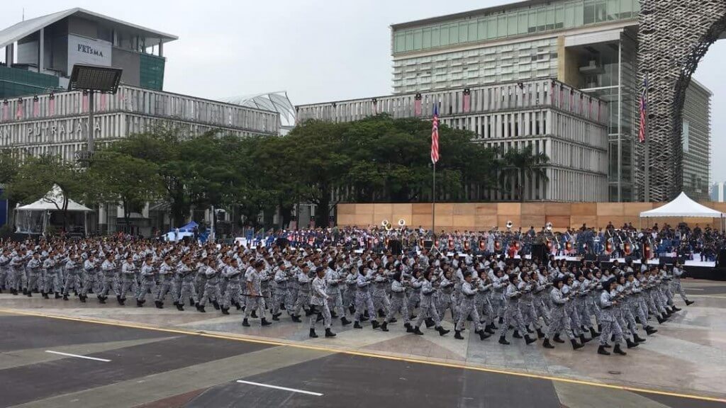 Pasukan Tentera Laut Diraja Malaysia ketika melakukan lintas hormat di hadapan kehmah utama
