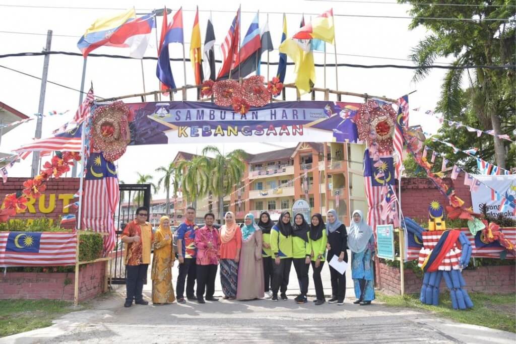 Azman ( tengah) mengambil gambar kenangan bersama guru-guru SMK Kinarut yang menyertai kategori Pintu Gerbang. 