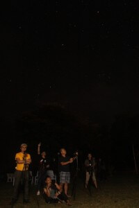 Para peserta turut membuat latihan mengambil gambar langit malam.