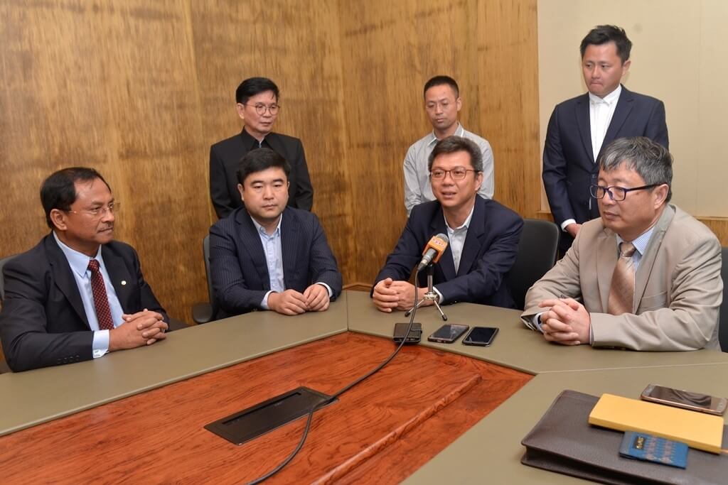 Duduk dari kanan: Jian, Sin, Liu dan Jaujan semasa sidang media selepas kunjungan hormat tersebut.