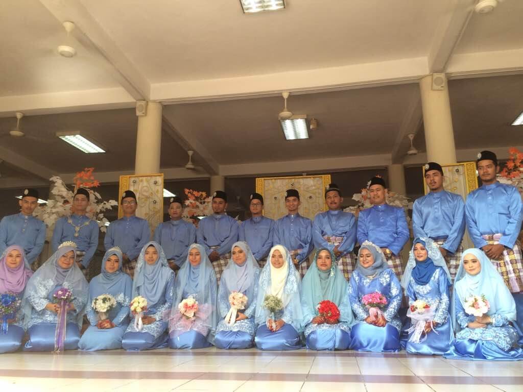 11 pasangan pengantin yang menyertai program pernikahan perdana sempena Maal Hijrah anjuran Masjid Al-Khairiyah, Taman Seri Gombak.