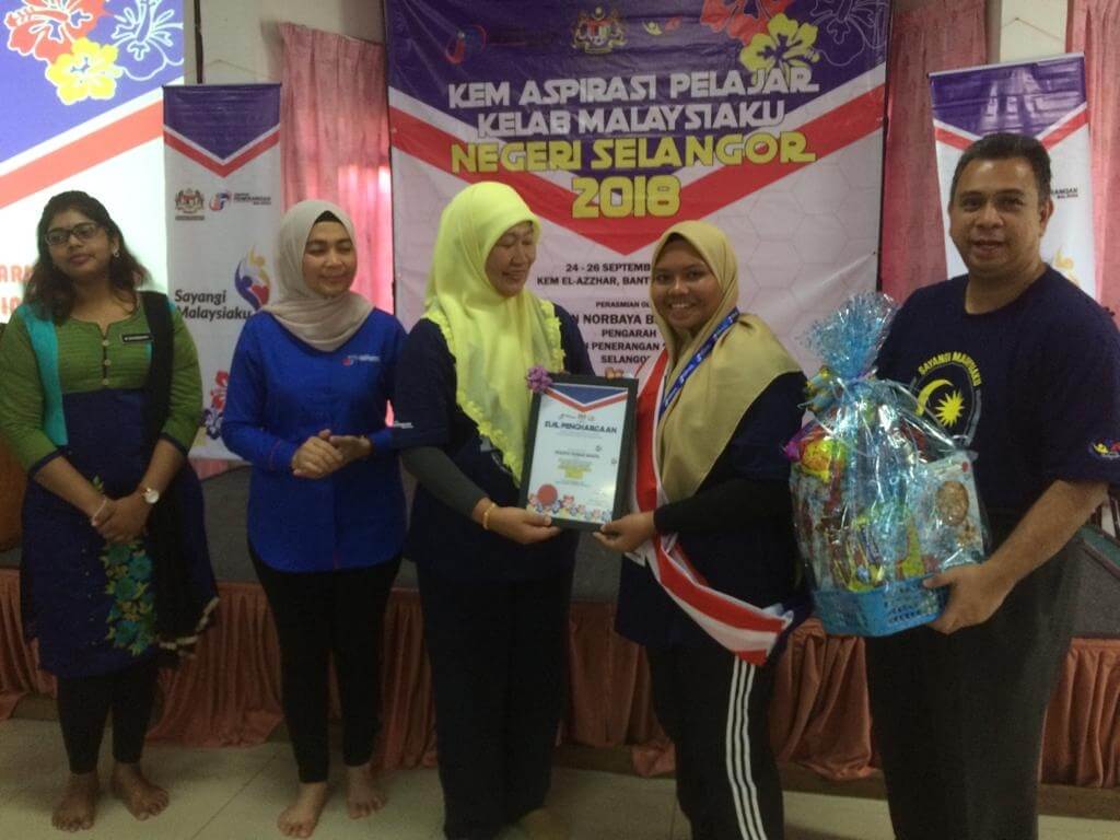 Norbaya Jamaludin (tiga dari kiri) menyampaikan hadiah kepada pelajar salah seorang terbaik Kem Aspirasi Kelab Malaysiaku.