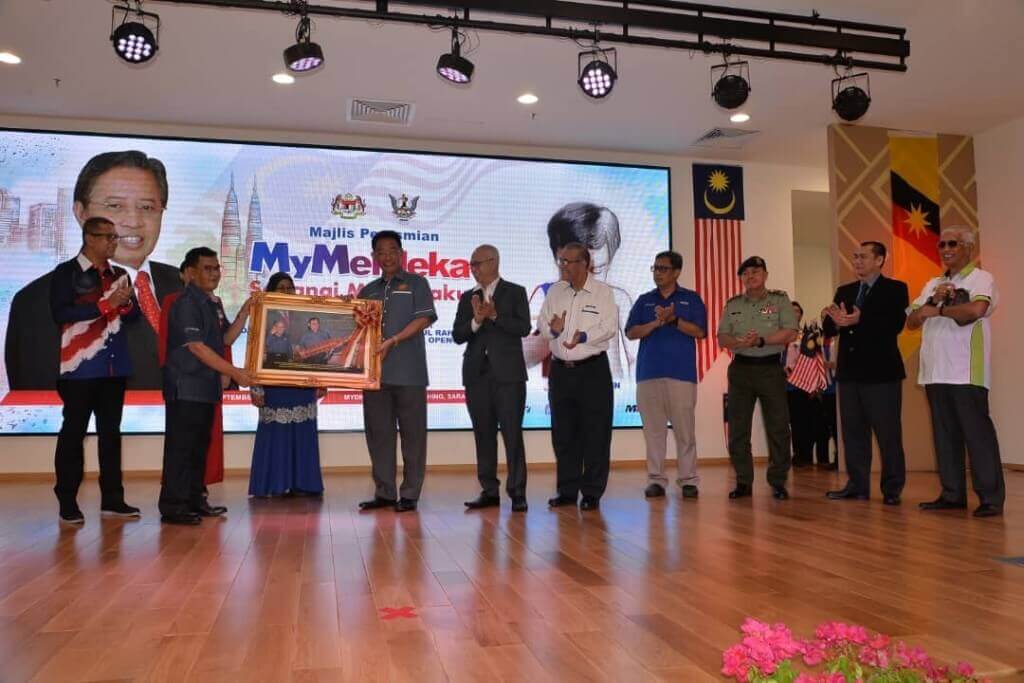 KENANGAN- Mohd Sukari menyampaikan gambar kenang-kenangan kepada Abdul Karim