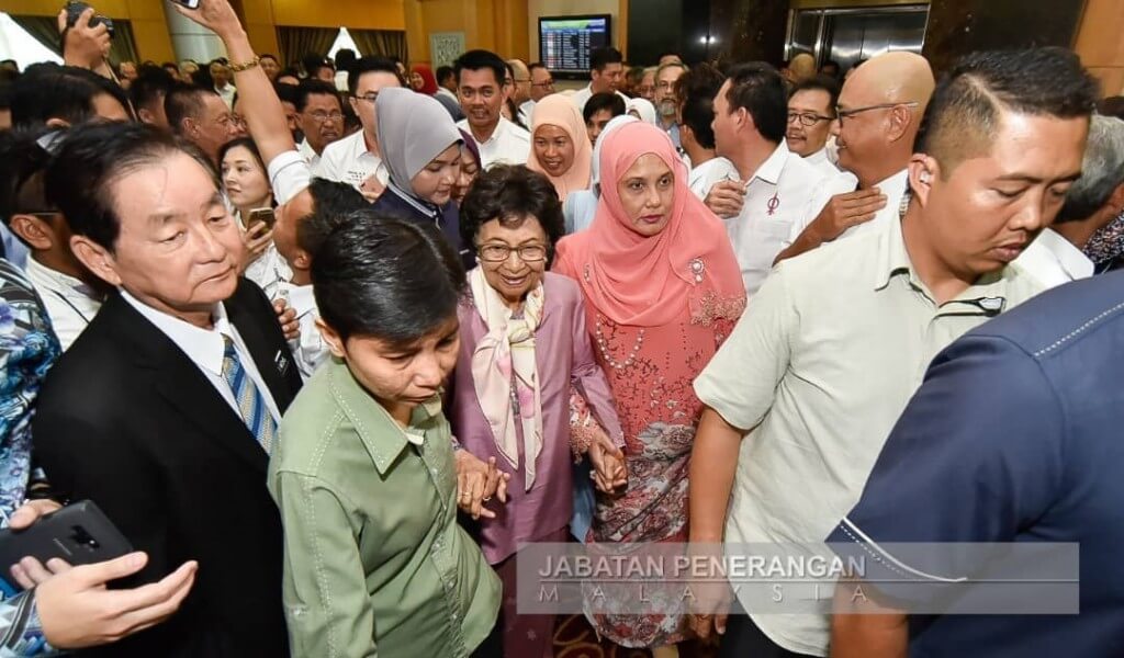 Tun Siti Hasmah (3 dari kiri) disambuat rakyat Sabah 