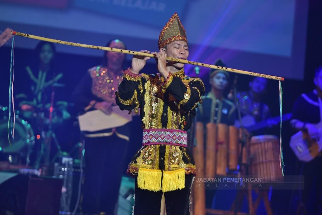 Juara World Championship of Performing Art (WCOPA) 2016, Kamarul Kowasin turut membuat persembahan istimewa pada malam berkenaan. 