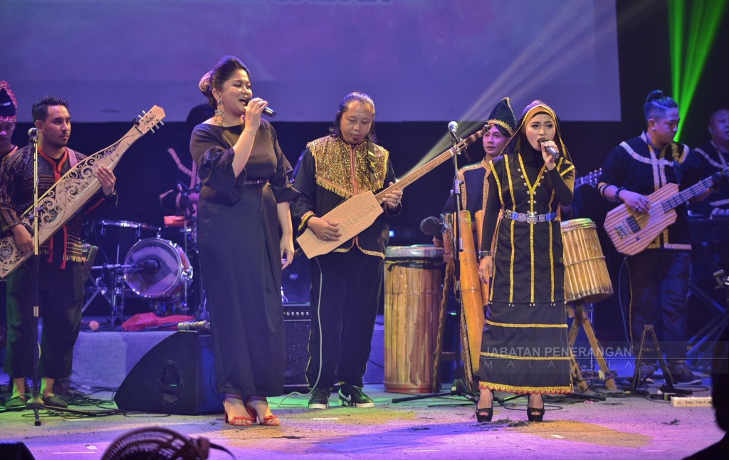 Velvet Aduk (kiri) dan Abby (kanan) turut menyampaikan lagu Sumandak Sabah. 