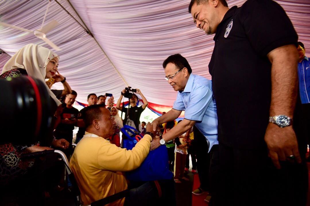 Seramai 20 orang dari golong asnaf dan fakir miskin di kawasan ini turut menerima sumbangan yang disampaikan oleh Menteri Besar, Datuk Osman Sapian.