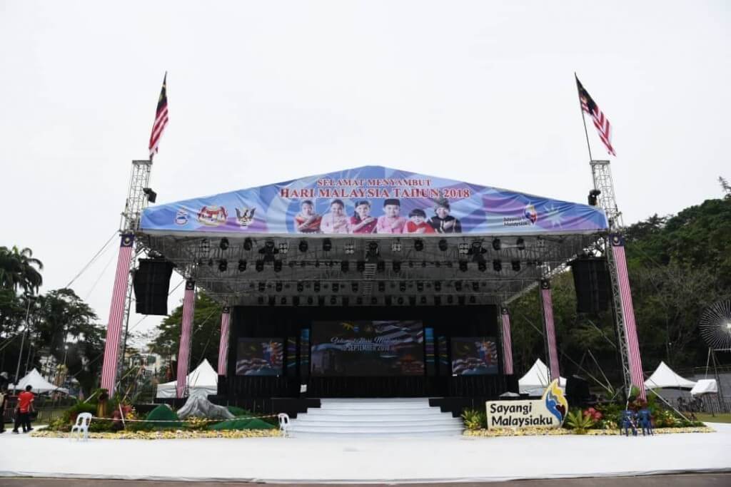 Padang Merdeka Kota Kinabalu siap untuk majlis rasmi pada malam ini