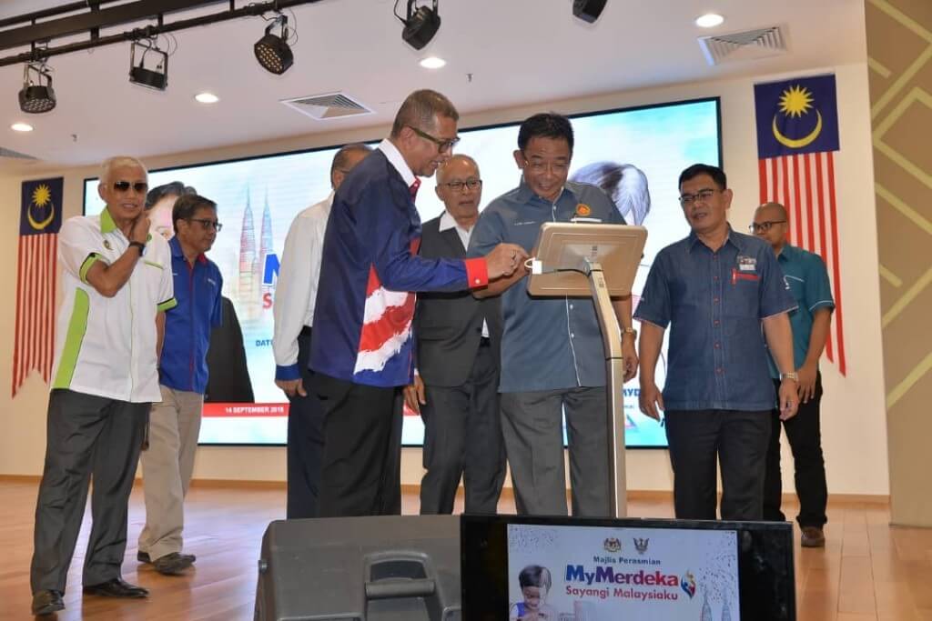 RASMI- Abdul Karim ditemani Mohd Sukari (dua dari kanan) menyempurnakan simbolik perasmian program 'MyMerdeka Sayangi Malaysiaku' di Mydin Petra Jaya