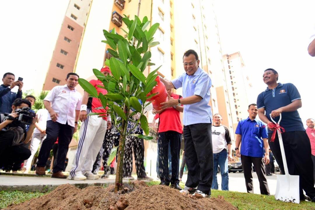 Menteri Besar, Datuk Osman Sapian merasmikan Program Gotong-Royong PPR Kempas Permai dengan memulakan acara penanaman pokok.