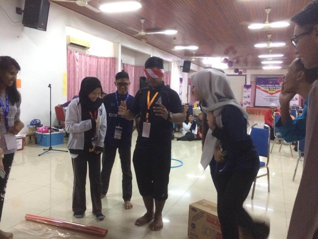Aksi peserta program Kem Aspirasi Kelab Malaysiaku ketika melaksanakan salah satu aktiviti LDK.