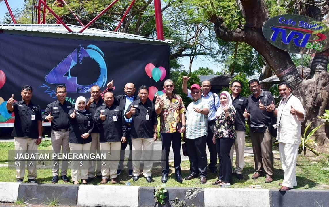 Delegasi Malaysia bergambar bersama pegawai TVI