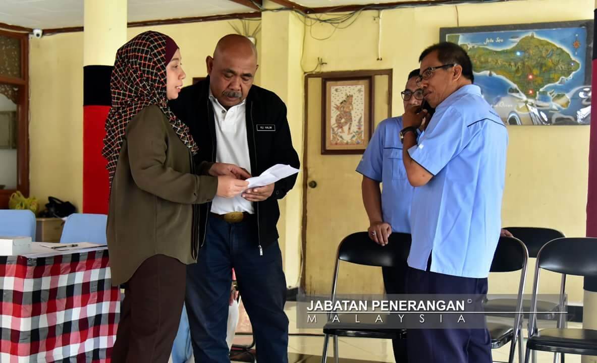Noorisamawati Ismail (kiri sekali) memberikan taklimat kepada pegawai-pegawai daripada RRI berkaitan program yang di atur.