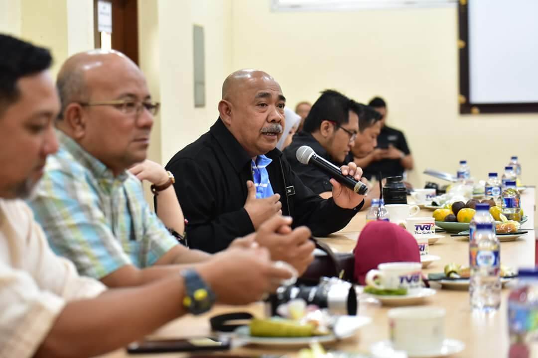 Tengku Abdul Halim Tengku Ayob bertukar-tukar pandangan berkaitan teknikal dengan pegawai-pegawai TVI