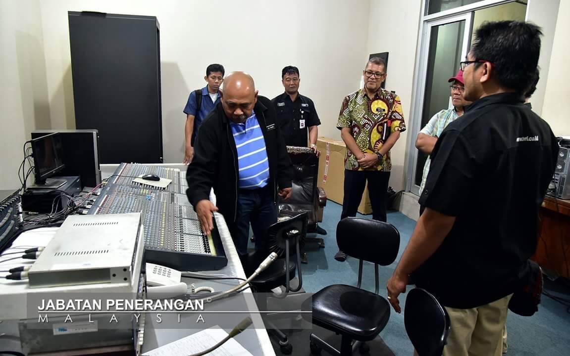 Tengku Abdul Halim Tengku Ayob menunjukkan kebolehannya mengendalikan peralatan teknikal di TVI Bali