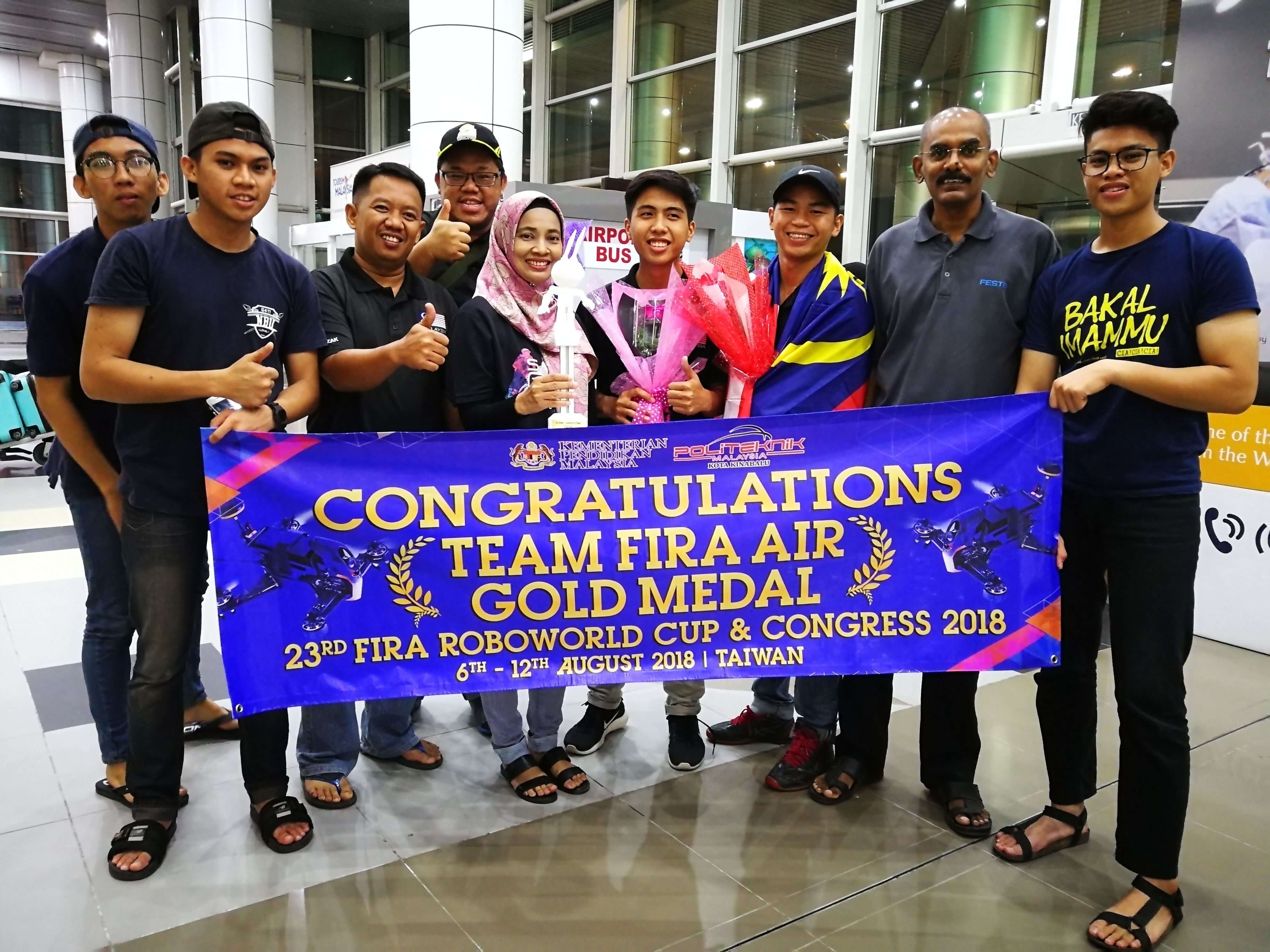 Zainab with the FIRA Air Team at the Kota Kinbalu International Airport upon their arrival from Taiwan. Rekimi (third from right), Mohd. Hariz (fourth from right) and Wong Wei Ming (fourth from left), together with PKK’s Mechanical Engineering students and lecturers.