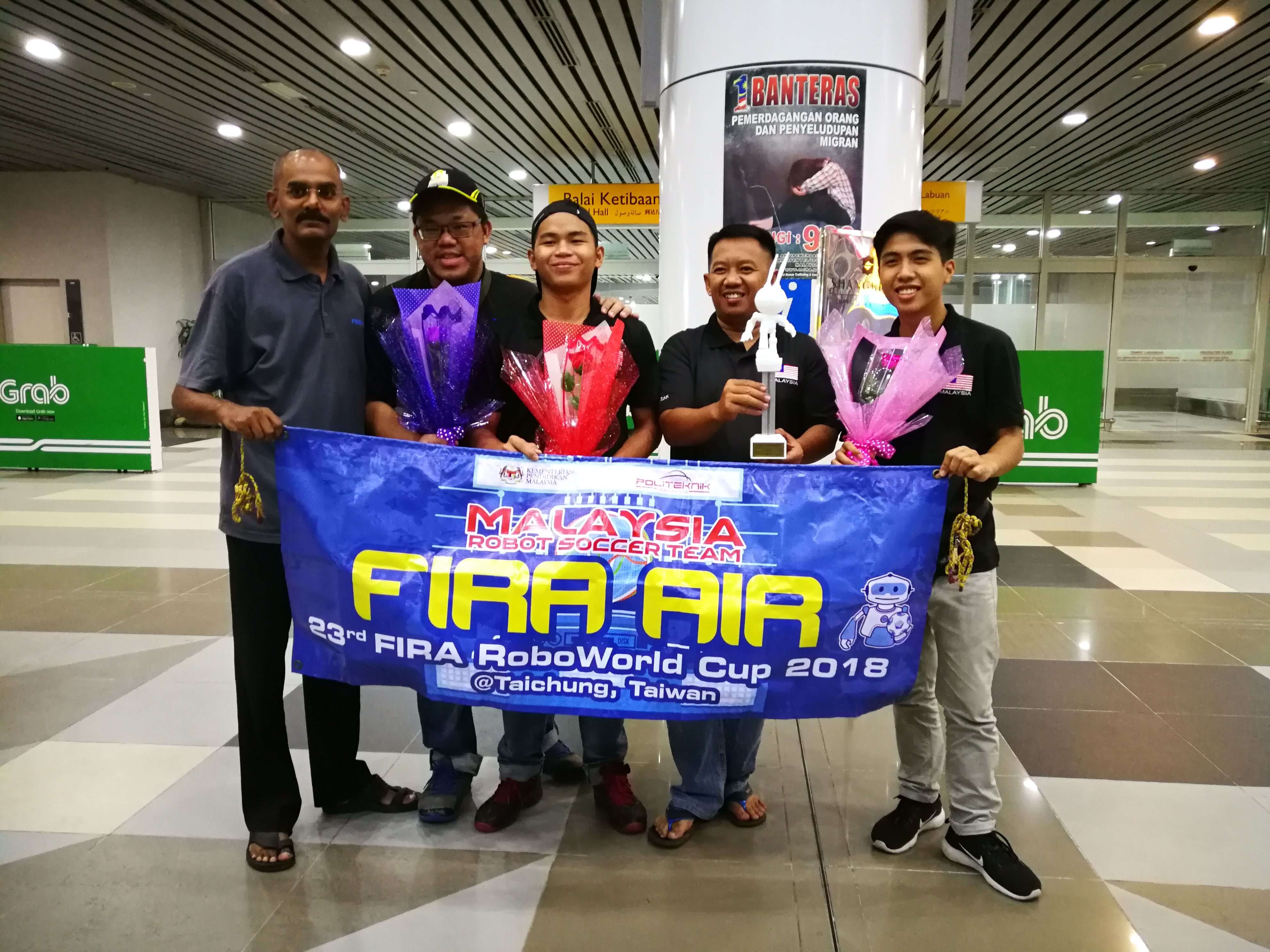 FIRA Air Team with Head of Mechanical Engineering Department, Abdul Razak Mohd. Daim (second from right) and Programme Supervisor, Philips a/l Dhermaraj (left)