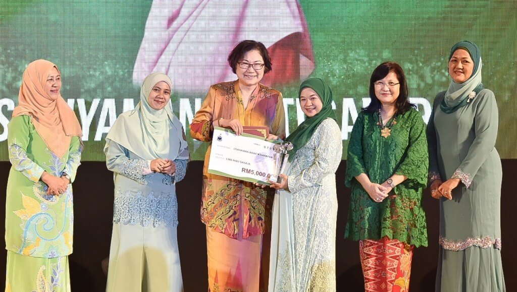 Sariyaman Sabur (tiga dari kiri) menerima Anugerah Ushawan Wanita Harapan 2018.