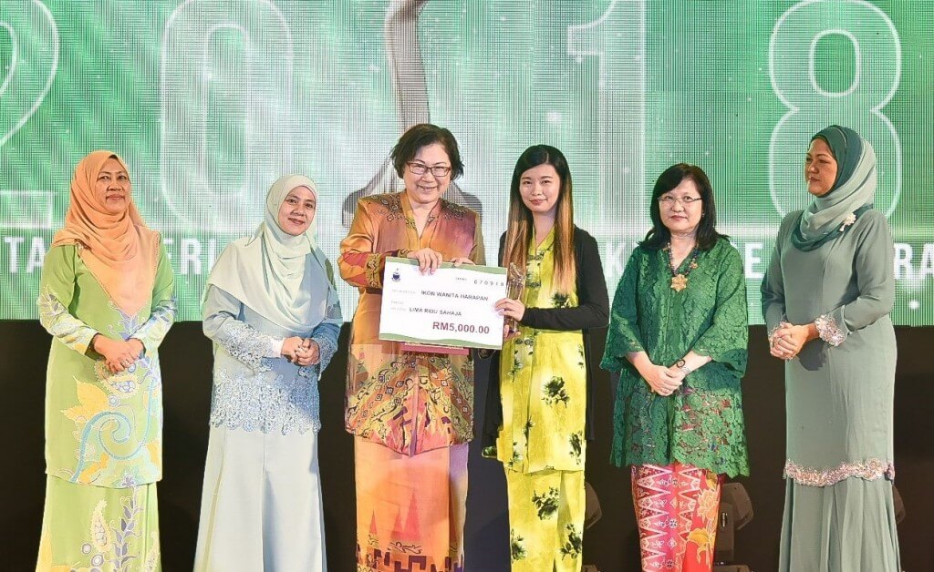 Anugerah Ikon Wanita Harapan, Katerine Chong Suk Mee menerima Trofi, wang tunai RM5000 dan sijil penghargaan daripada Christina.