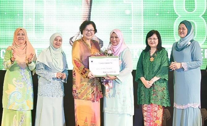 Christina menyampaikan Anugerah Tokoh Wanita 2018 kepada Datuk Asnimar.
