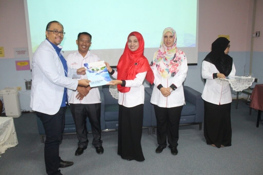 Pengurus Fizrix Systems Sdn. Bhd., Idzrul Azraai Mohammad Idrus menerima sijil pelantikan selaku Penasihat Program Kejuruteraan Elektrik