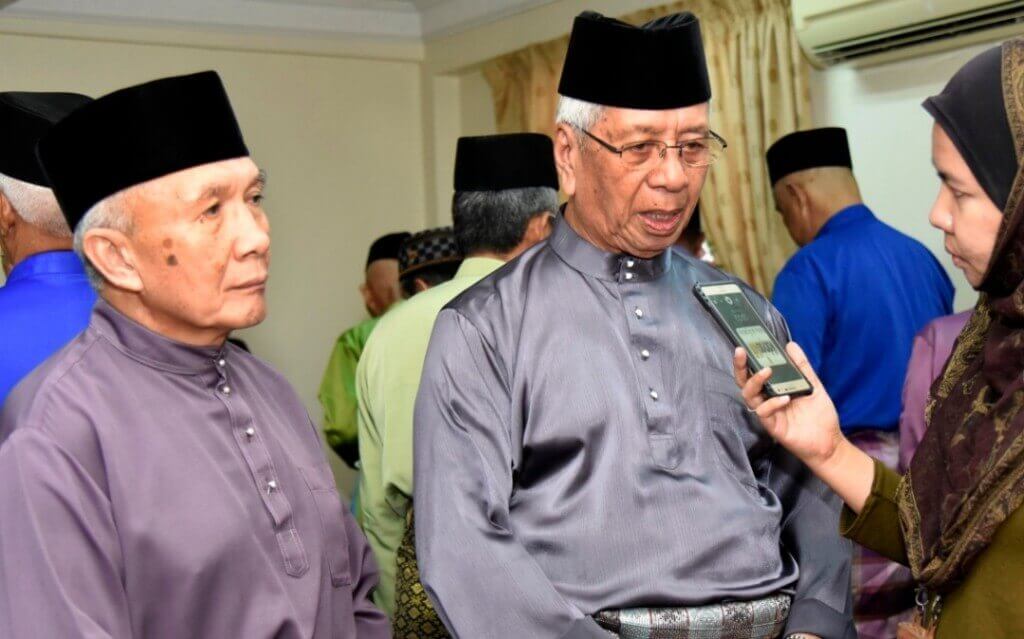 Hamzah(kiri) bersama Uda(kanan) ketika ditemui pemberita.