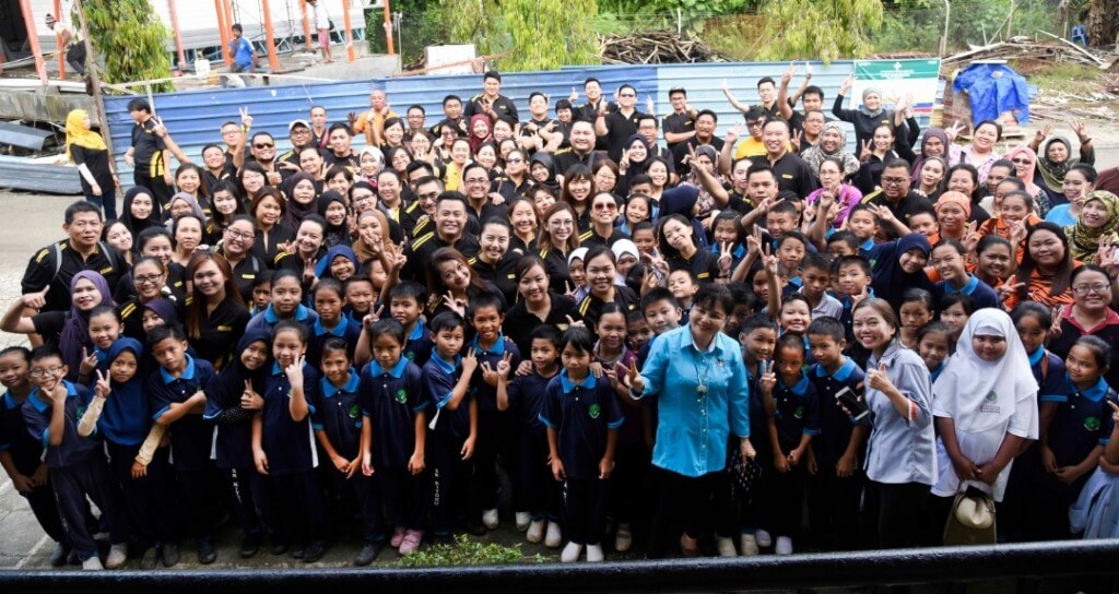 Julitah(baju biru) bergambar kenangan bersama semua pelajar dan kakitangan Maybank.