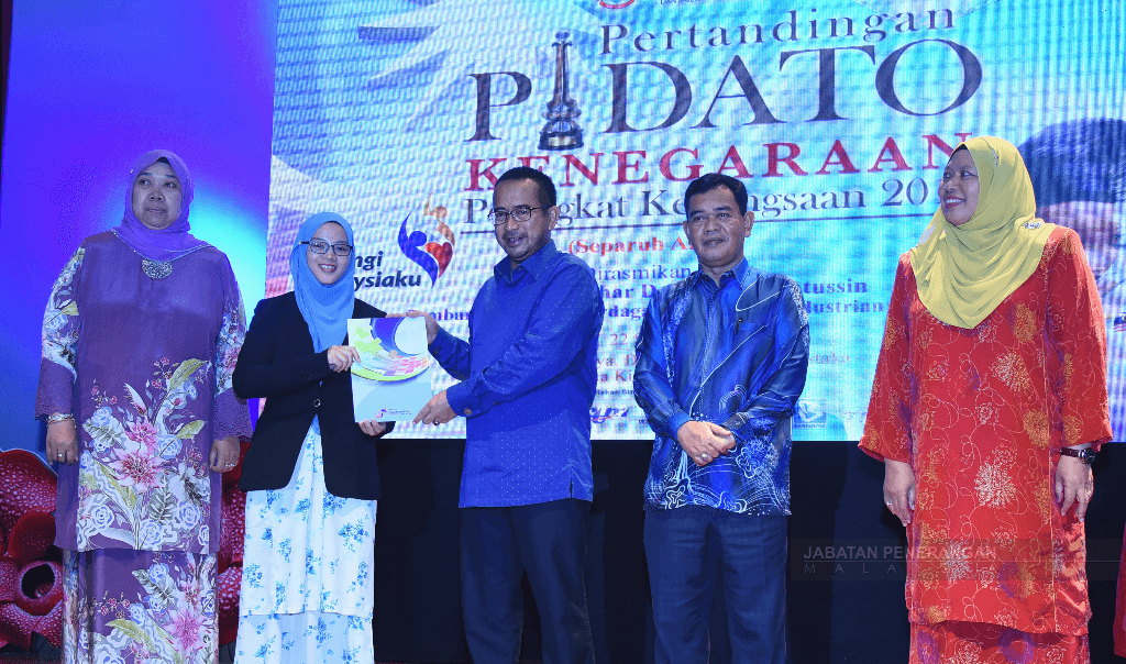 Azhar (tengah) menyampaikan sijil kepada wakil Pulau Pinang, Nor Adzlyn Sadiri (dua dari kiri) disaksikan Sukari (dua dari kanan), Roselindawati (kiri) dan Norzawiyah (kanan).