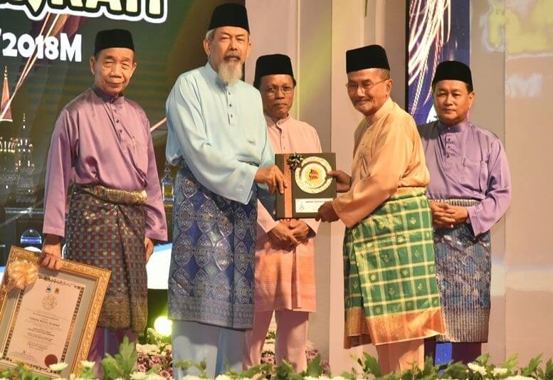 Datuk Matussin (dua dari kanan) menerima Anugerah Tokoh Ma'al Hijrah Negeri Sabah 2018 daripada Tun Juhar (dua dari kiri) sambil disaksikan Hasbullah (kiri), Mohd Shafie (tengah) dan Aidi (kanan).