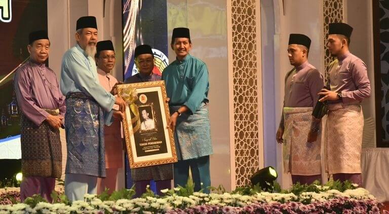 Datuk Amir Kahar (tiga dari kanan) menerima Anugerah Khas Tokoh Pendakwah Cemerlang bagi pihak Almarhum Tun Datuk Seri Panglima Datu Mustapha Datu Harun daripada Tun Juhar (dua dari kiri). 