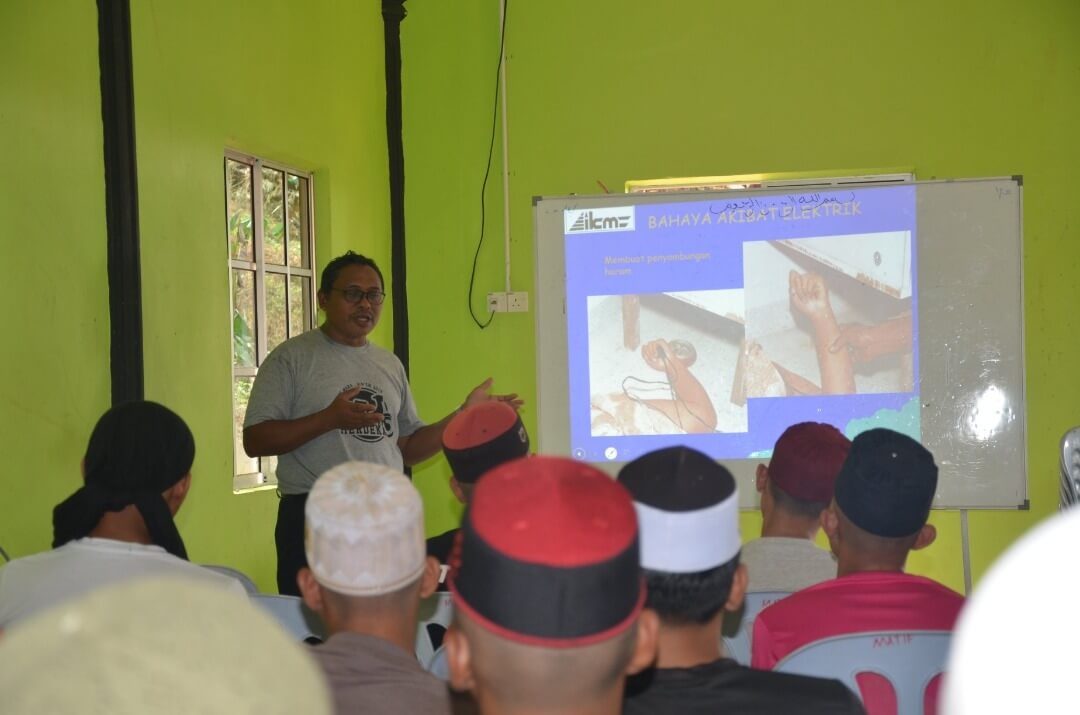 Para pelajar Madrasah turut didedahkan dengan kelas asas elektrik oleh pihak IKM