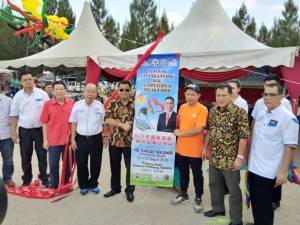 Jailani (tengah) merasmikan Festival Layang-Layang dan Wau Antarabangsa Melaka 2018.