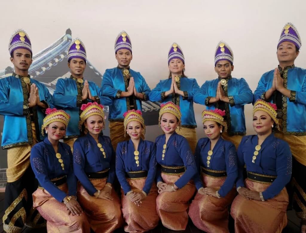 Peserta tarian mengenakan pakaian rasmi etnik Sabah selepas persembahan tarian Zapin Tidung