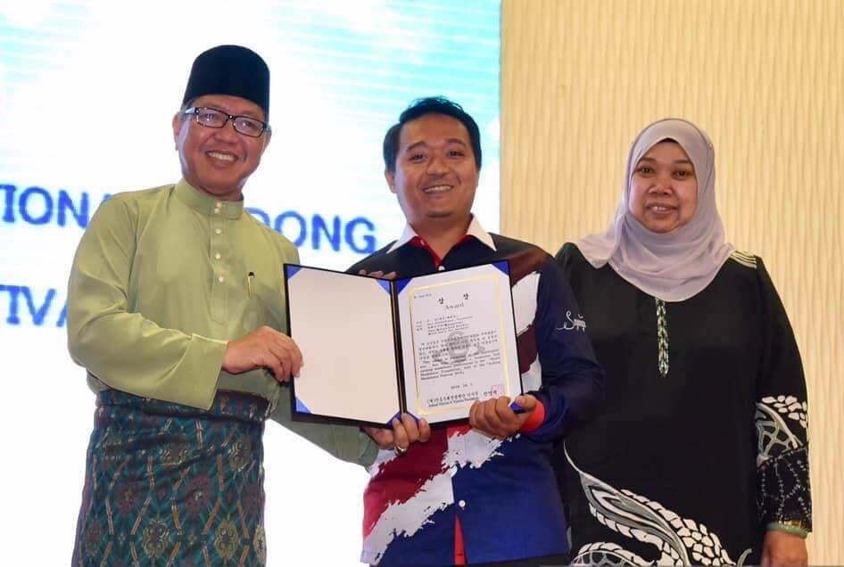 Ketua Pengarah JAPEN, Datuk Haji Ibrahim Abdul Rahman menyampaikan Anugerah International Andong Mask Dance, Korea kepada ketua kontijen di Dewan Serbaguna KKMM, Putrajaya