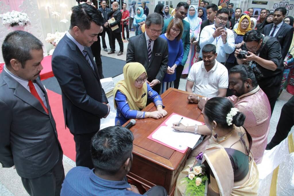 Mohammad Razin dan Timbalan Menteri Dalam Negeri menyaksikan upacara pendaftaran perkahwinan yang dilangsungkan di JPN