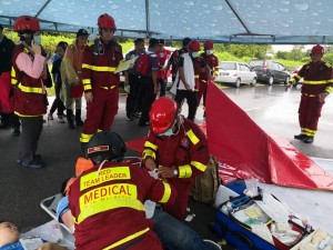 Sebahagian pihak penyelamat kesihatan menjalan 'secondary survey' sebelum mangsa dihantar ke hospital