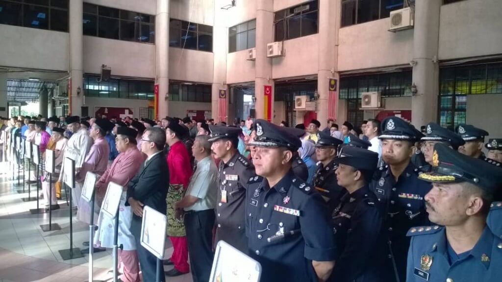 Penjawat awam yang menyertai Perjumpaan Bersama Menteri Besar Selangor sempena program Jelajah Maju Bersama di daerah Gombak.