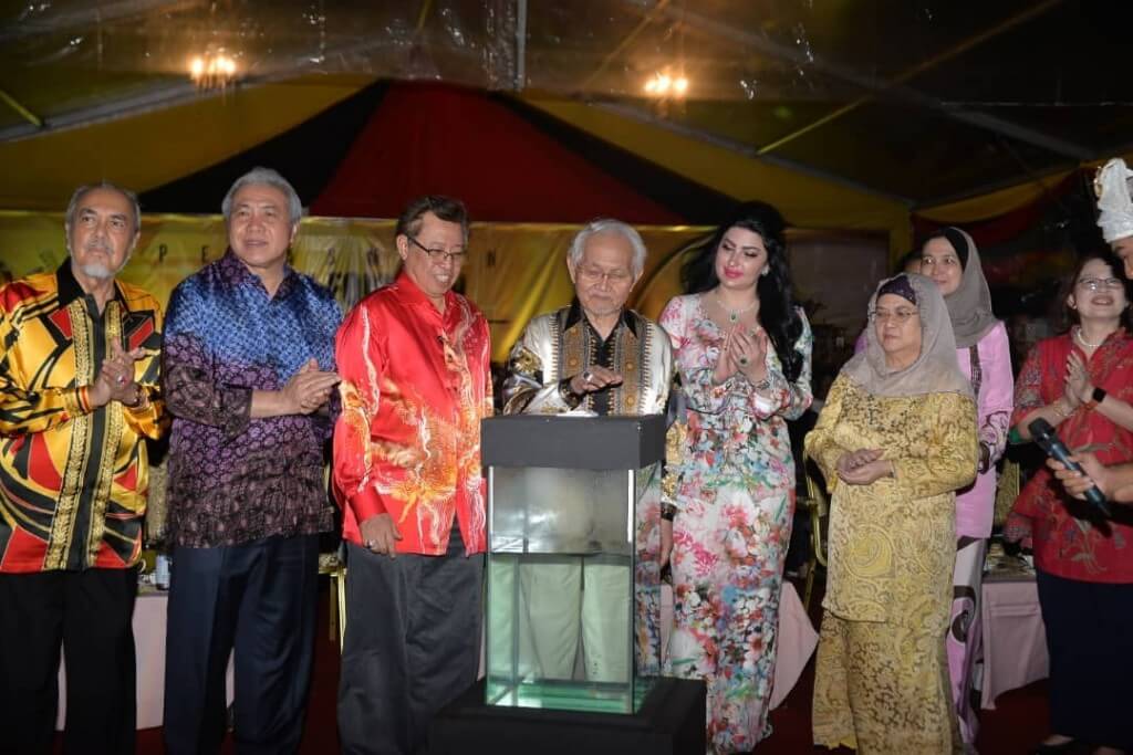 Tun Taib rasmi Darul Hana Musical Fountain sambil di saksikan oleh Ketua Menteri Sarawak,Datuk Pattinggi (Dr) Abang Abdul Rahman Zohari