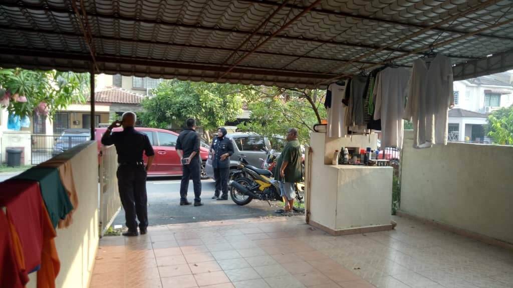 Kelihatan anggota polis hadir membuat siasatan terhadap bayi yang ditinggalkan di hadapan sebuah rumah di Bandar Tasik Puteri, Rawang.