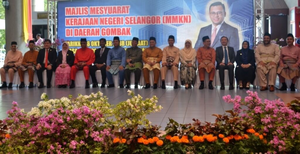 Barisan ahli MMKN bersama Menteri Besar Selangor, Amirudin Shari bergambar selepas mengadakan mesyuarat di Pejabat Daerah Gombak, hari ini.