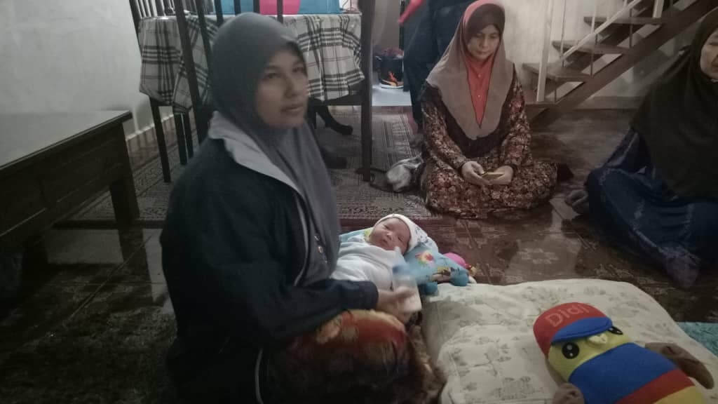 Shuhaida Saat (kiri) bersama bayi yang ditinggalkan di hadapan rumahnya.