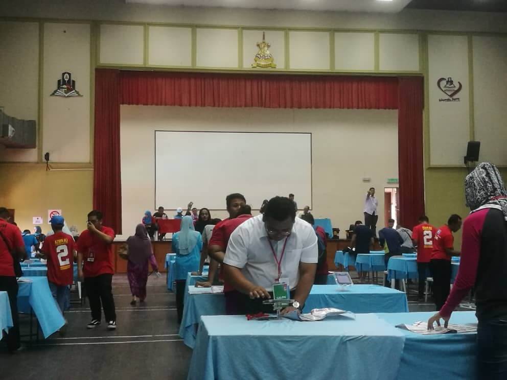 Amirudin sedang mengundi menggunakan e-voting ketika proses pemilihan PKR Cabang Gombak.