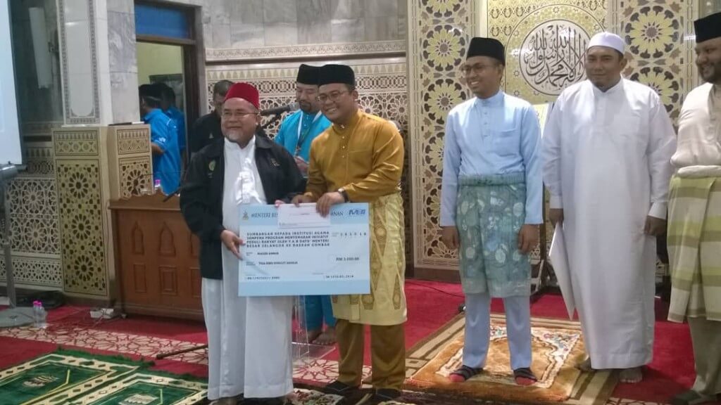 Amirudin (dua dari kiri) menyampaikan sumbangan di Masjid Amaniah, Batu Caves sempena program Jelajah Maju Bersama di daerah Gombak hari ini.