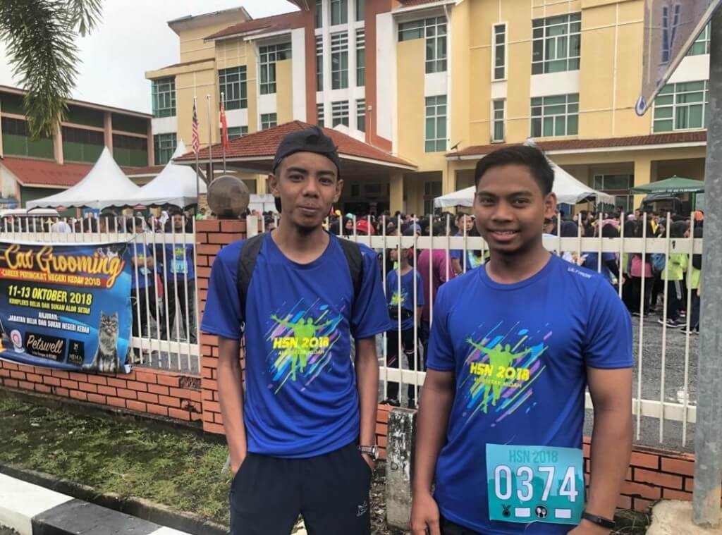 Mohamad Izani (kiri) dan rakannya Azhar turut bersama memeriahkan sambutan HSN Kedah 2018