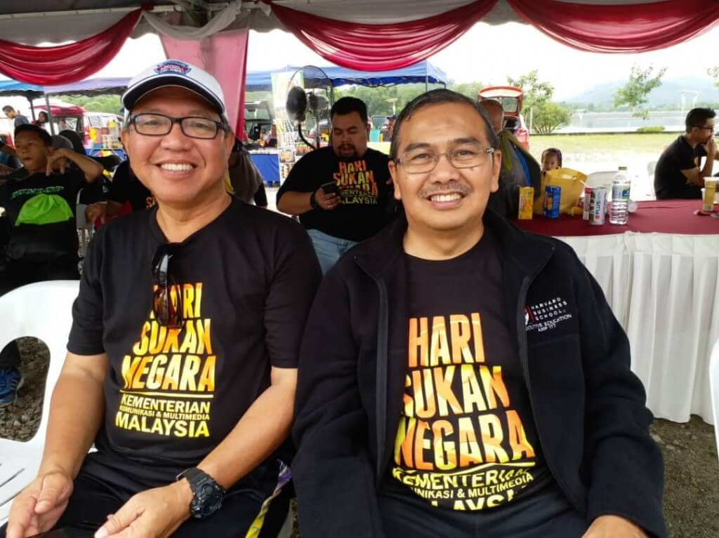 Setiausaha Bahagian Kanan (Pengurusan) Datuk Samsuni Mohd Nor (kanan) bersama Ketua Pengarah Jabatan Penerangan Malaysia, Datuk Haji Ibrahim Abdul Rahman, duduk melepaskan letih setelah berjalan sejauh lima kilometer