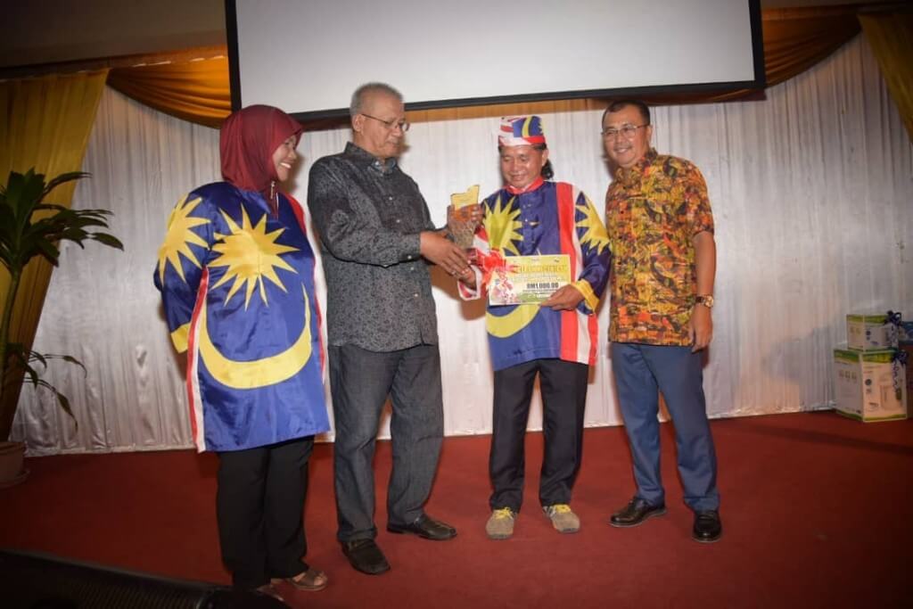 Pemenang kategori individu, Johnny@ Ampal Labuan Jamarin (dua dari kanan) menerima hadiah daripada Taib