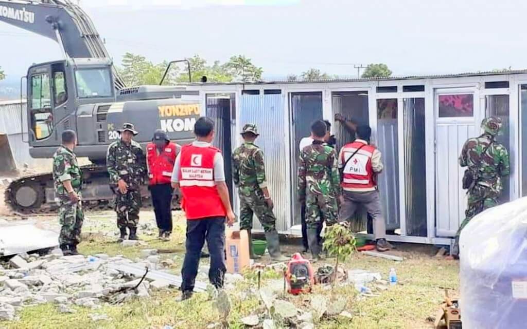Bekerjasama dengan tentera Indonesia dan PMI mendirikan tandas untuk mangsa.