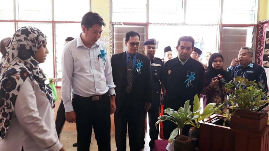 Zumira (bertudung) memberi penjelasan kepada EXCO Alam Sekitar Kedah, Ooi Tze Min semasa menghadiri Majlis Perasmian Hari Alam Sekitar Negara Peringkat Negeri Kedah baru-baru ini.
