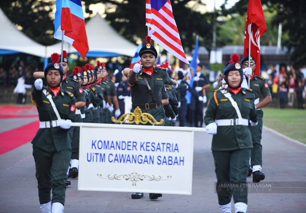 Komander Kesatria UiTM Cawangan Sabah antara yang menyertai istiadat perbarisan bagi kategori institut pengajian tinggi.